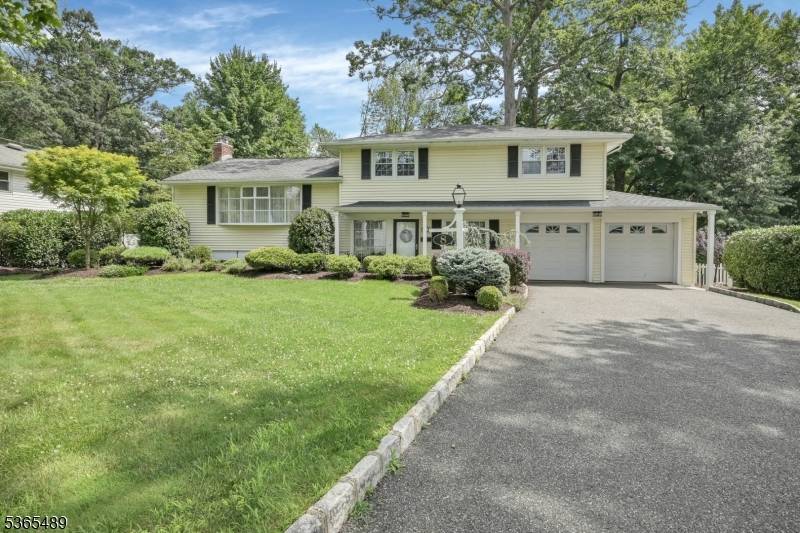 8 Manor Rd, Livingston Twp., NJ 07039