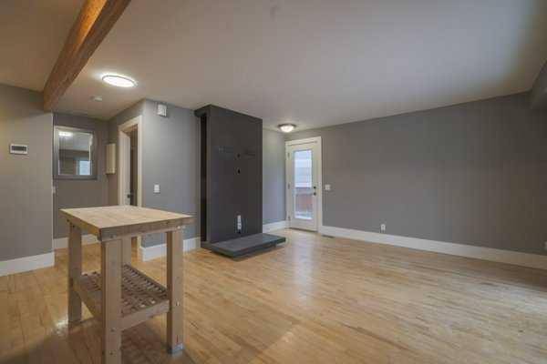 Calgary, AB T2T2E1,2044 35 AVE Southwest #1