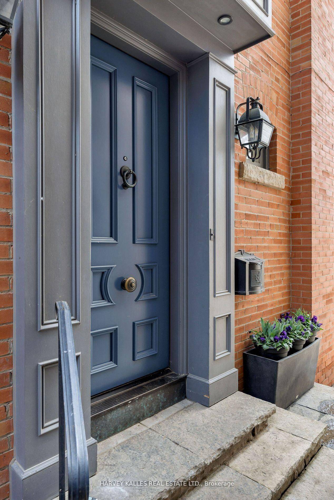 Toronto C09, ON M4W 2Z1,11 Hawthorn AVE