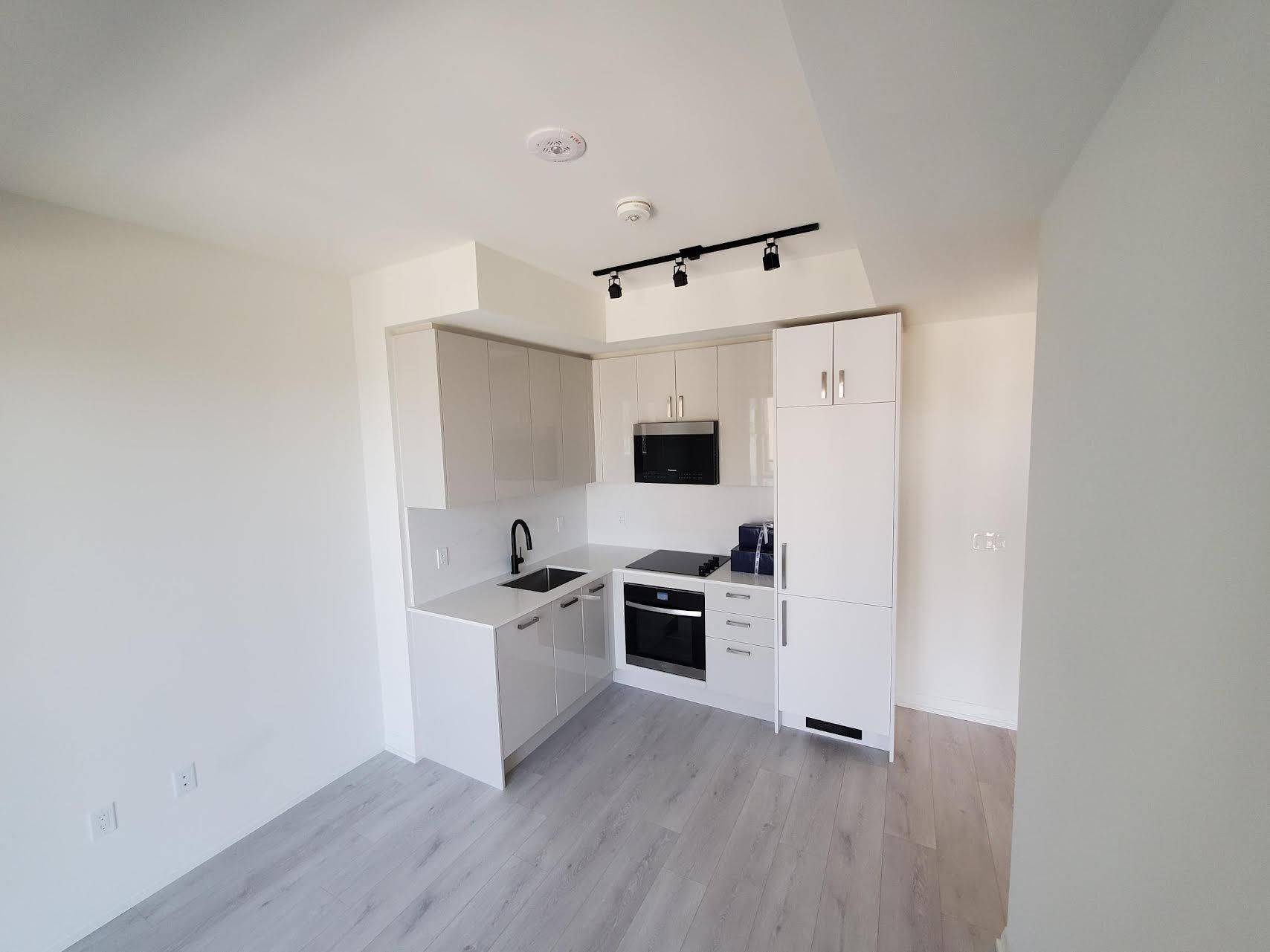 Toronto C01, ON M5T 0E3,280 Dundas St ST W #1713