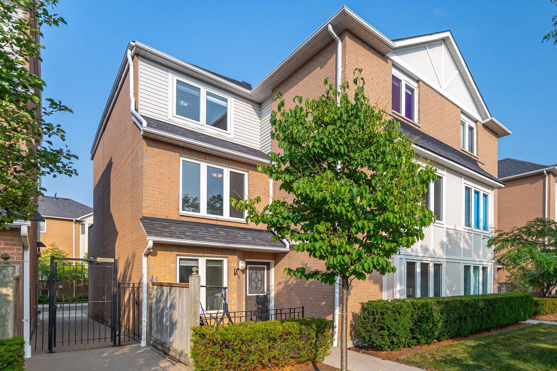 29 Mondeo DR, Toronto E04, ON M1P 5B6