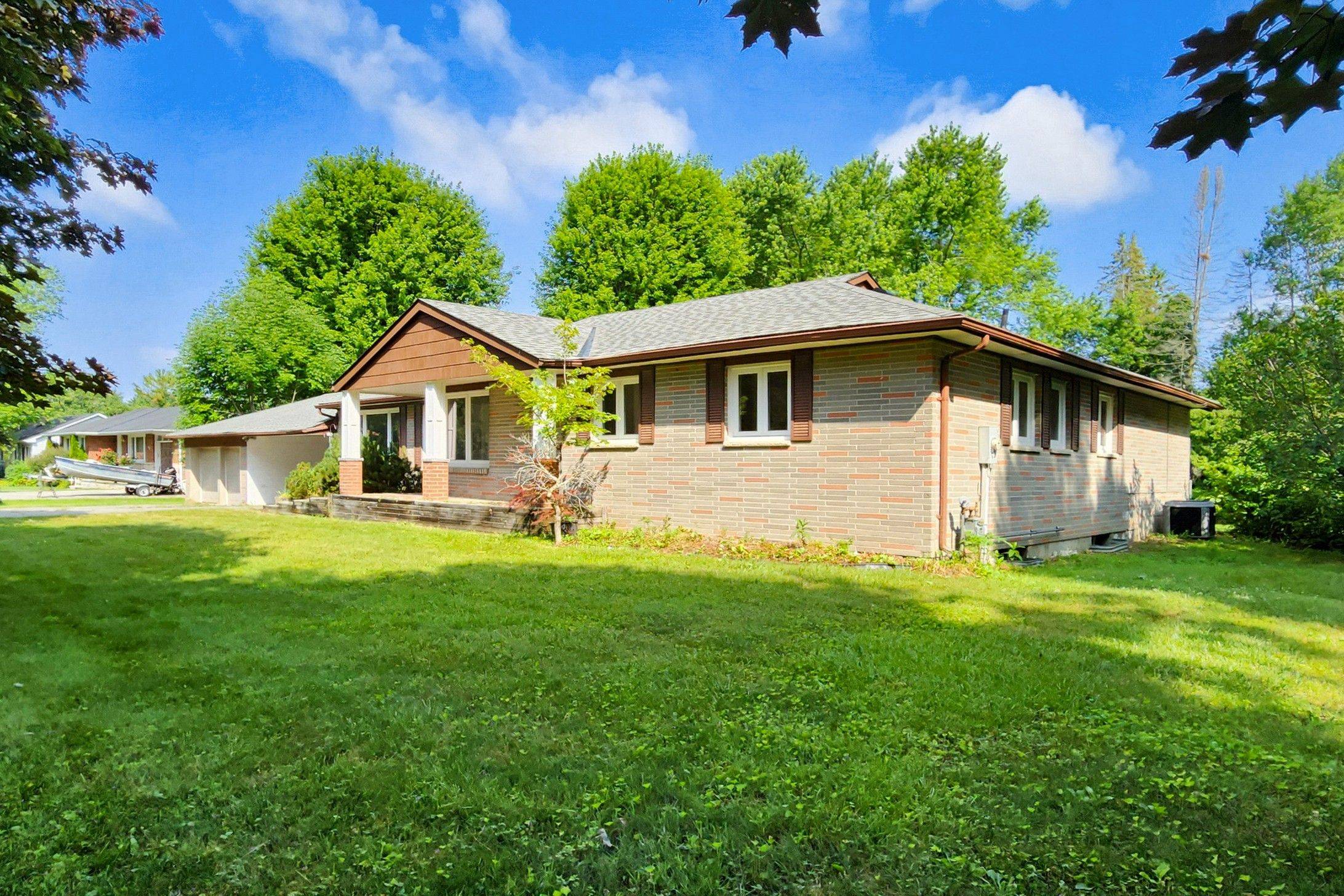 East Gwillimbury, ON L0G 1V0,66 Farr AVE