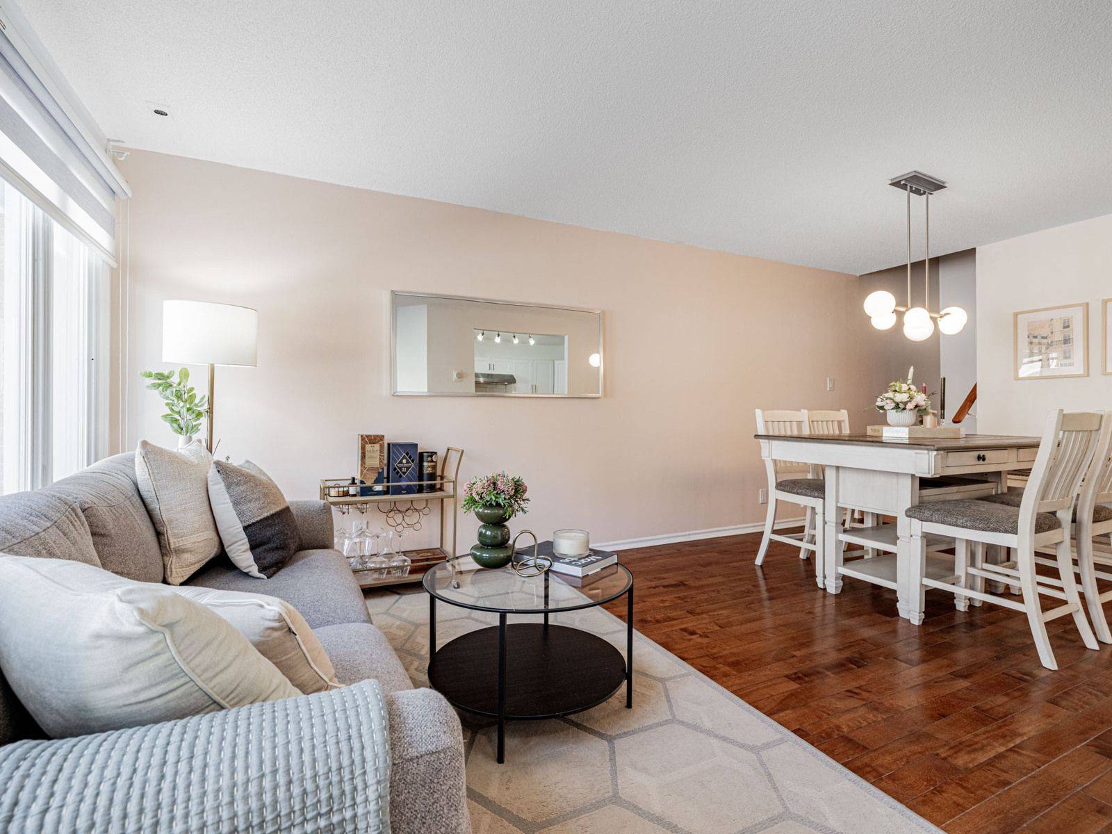 Vaughan, ON L4J 8J7,151 Townsgate DR #95