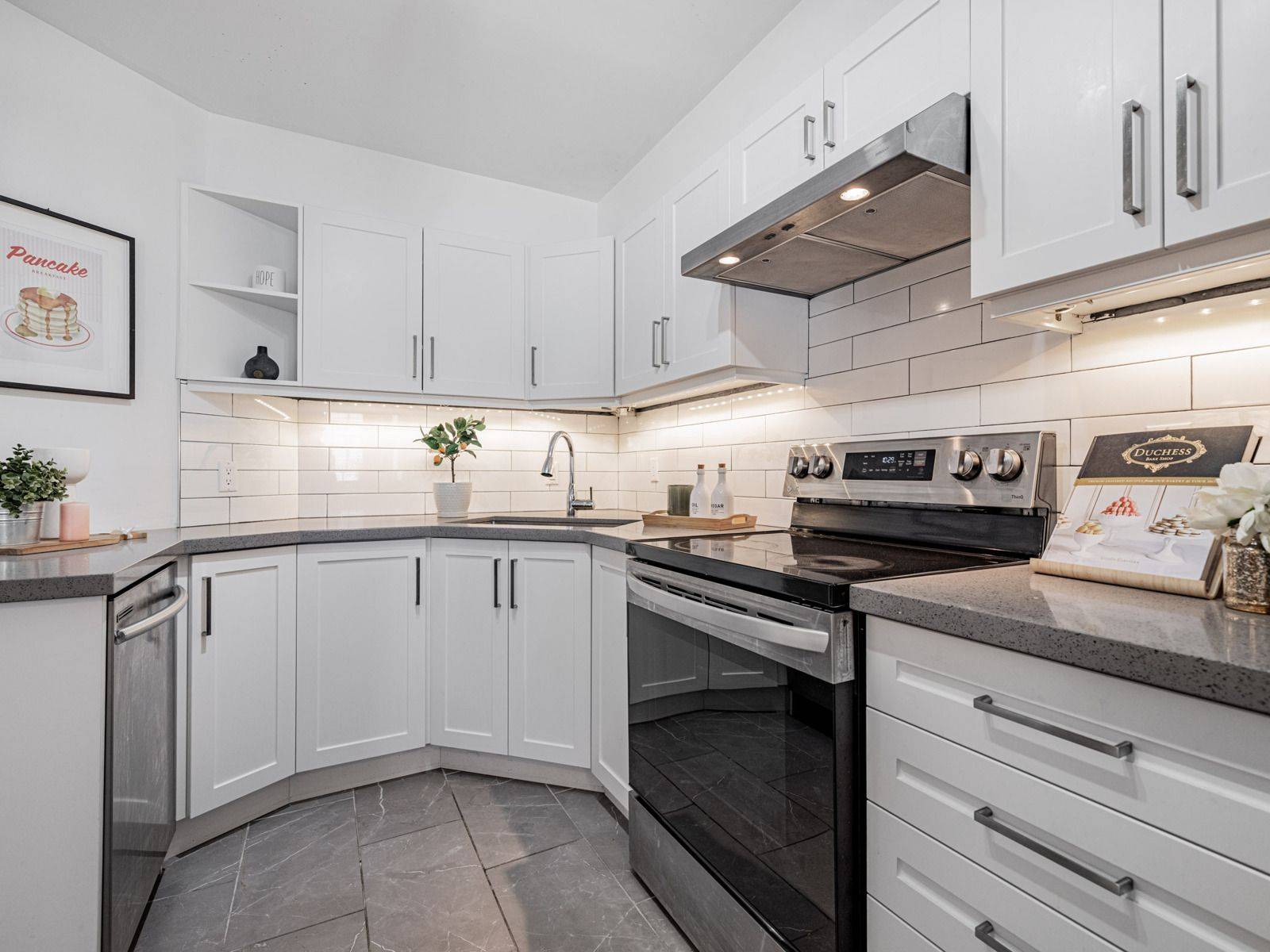 Vaughan, ON L4J 8J7,151 Townsgate DR #95