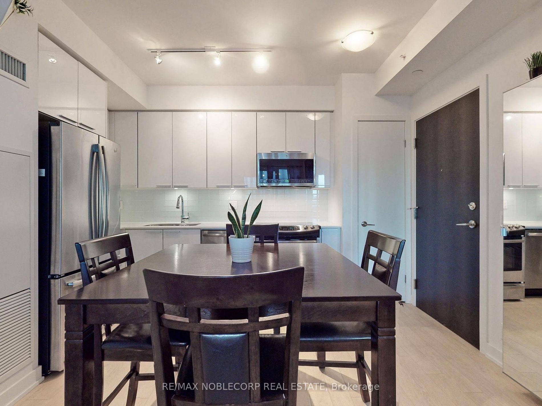 10 Park Lawn RD #905, Toronto W06, ON M8Y 3H8