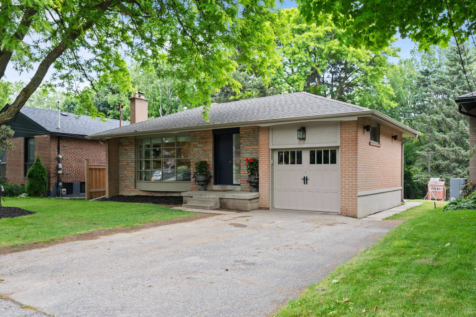 Toronto W08, ON M9B 2S5,106 West Deane Park DR