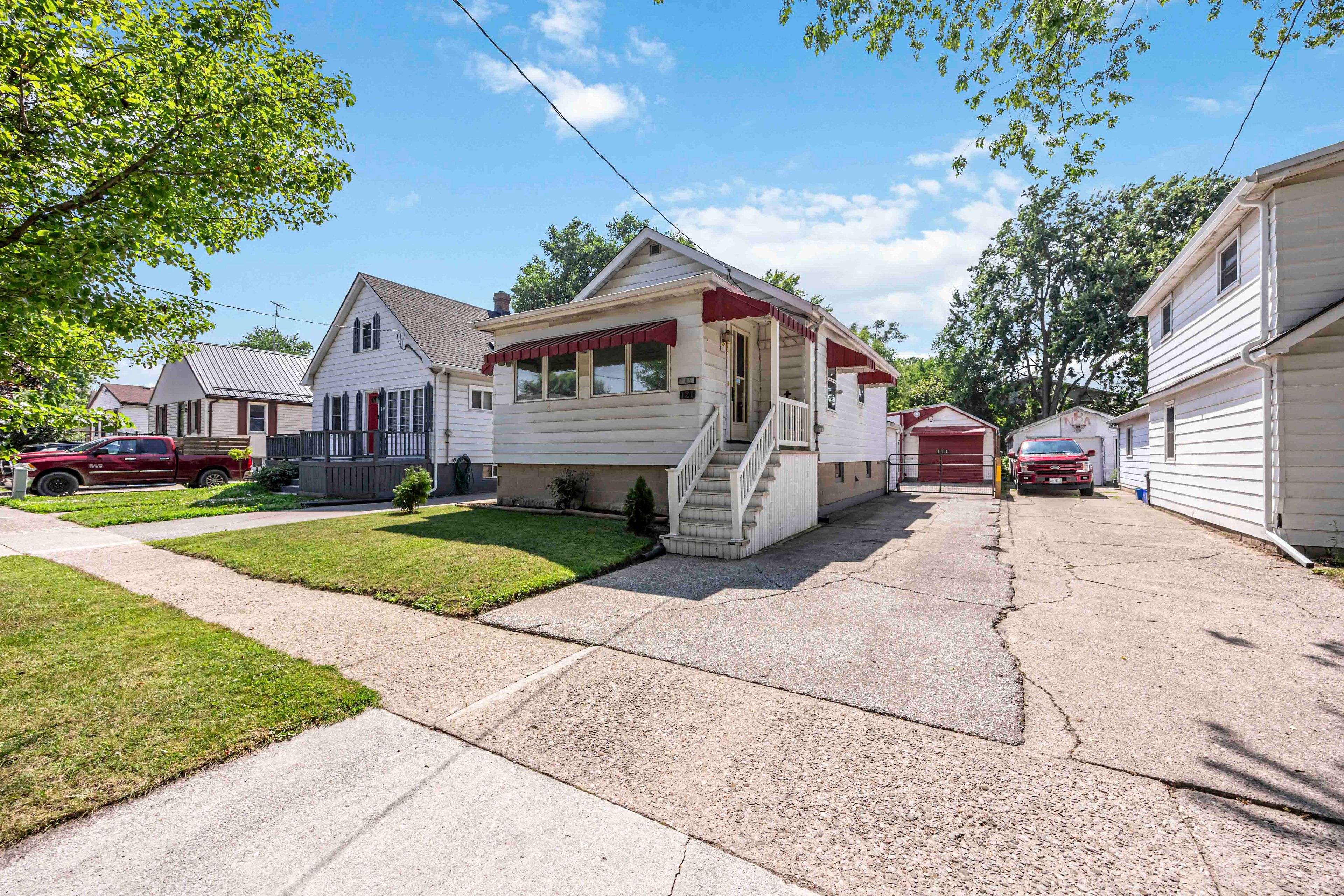 Sarnia, ON N7T 3T3,121 Whitmore AVE