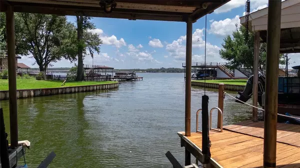 301 Lake Front Drive, Mabank, TX 75156