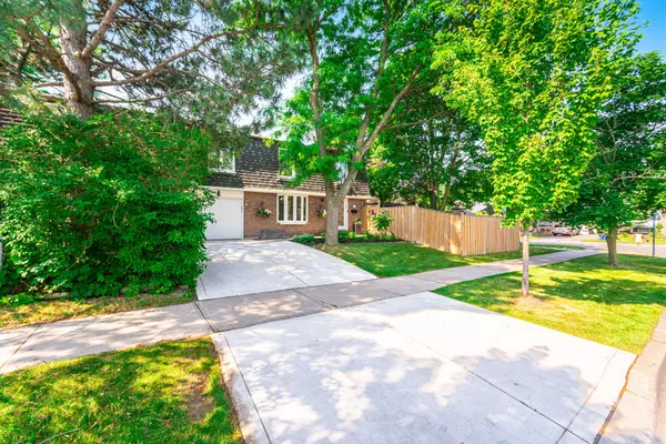Richmond Hill, ON L4C 5E3,1 Denava Gate