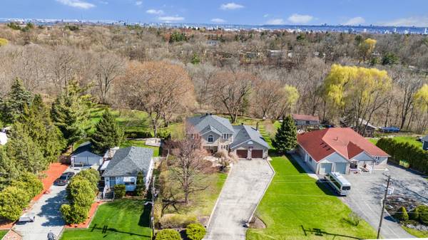 266 Sumach DR, Burlington, ON L7T 0B5