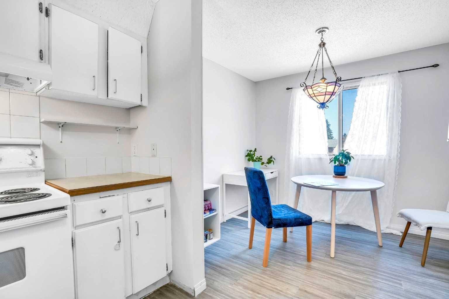 Calgary, AB T2A 6E1,919 38 ST NE #803