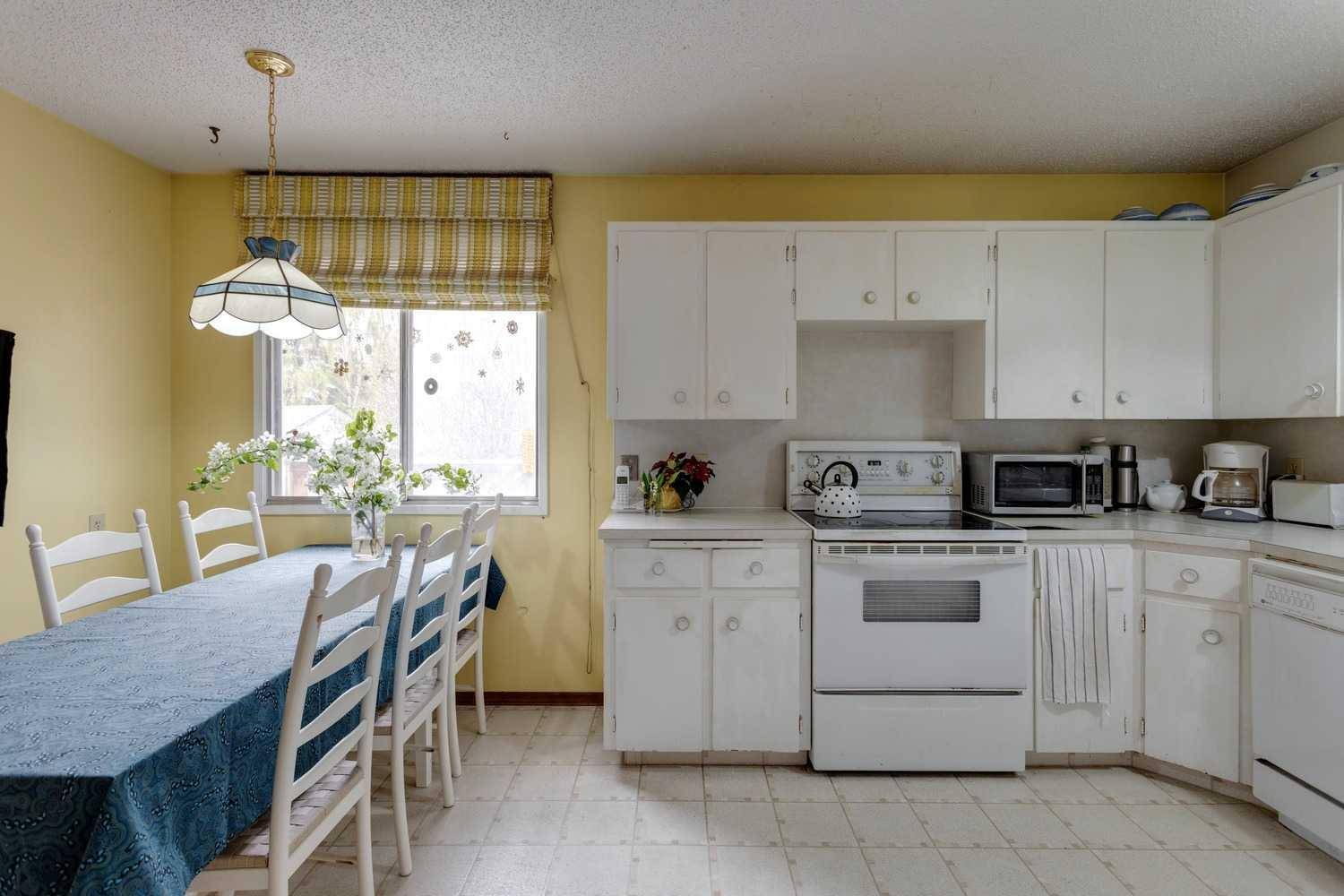 Calgary, AB T3B 3H9,139 Silver Brook RD NW