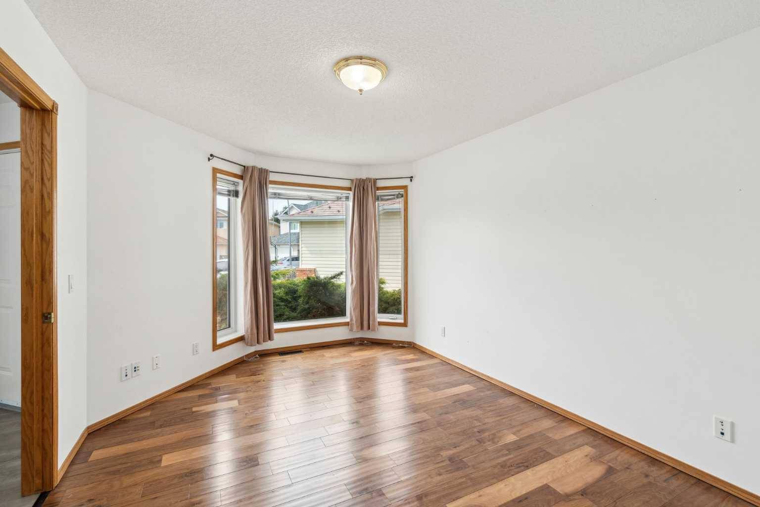 Calgary, AB T3J 3K2,125 Coral Shores CT NE