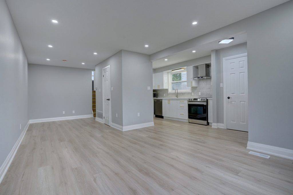 Oshawa, ON L1J 5T7,82 Waverly ST S #Main