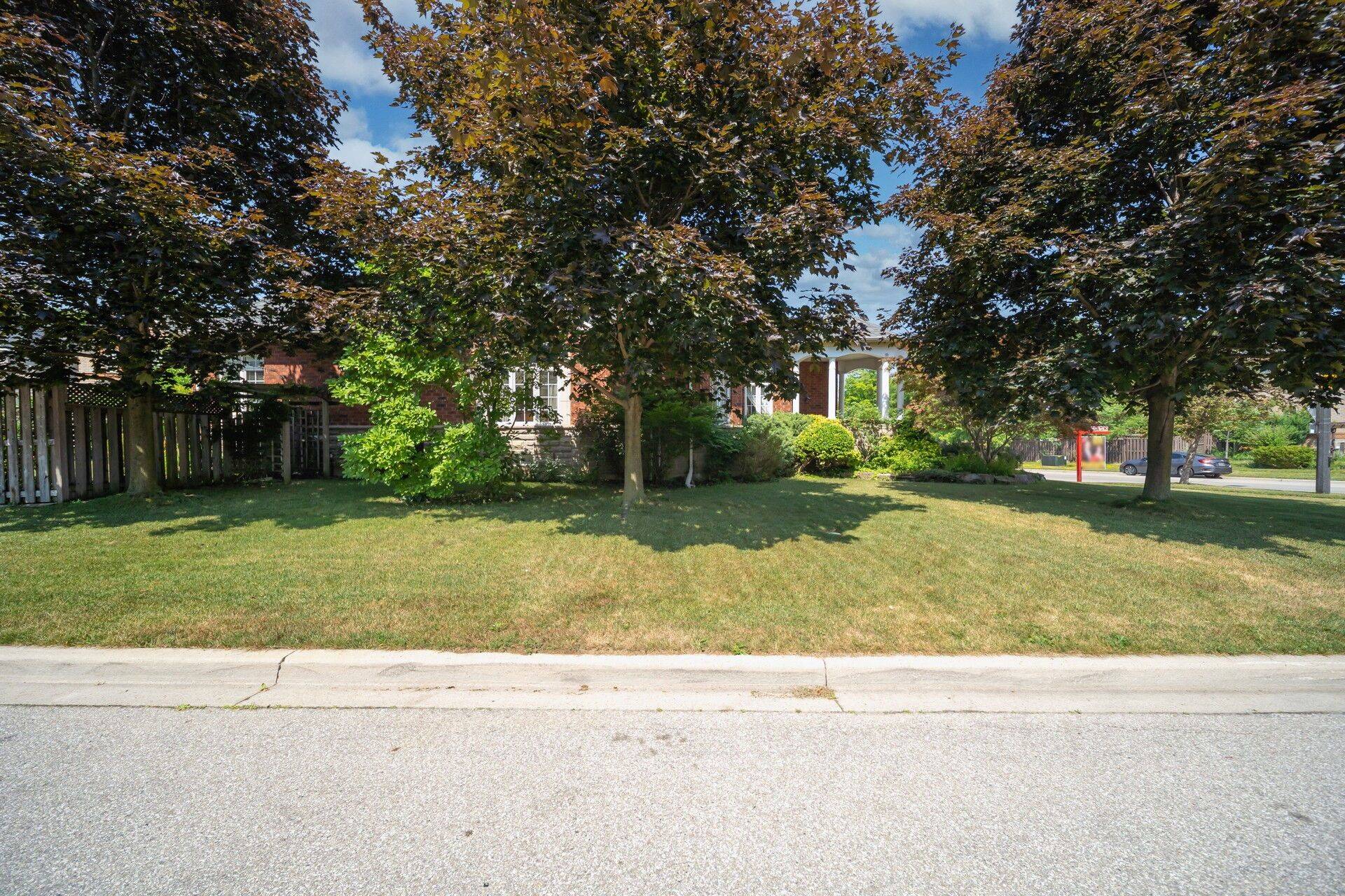 Mississauga, ON L5W 1S9,944 Sombrero WAY