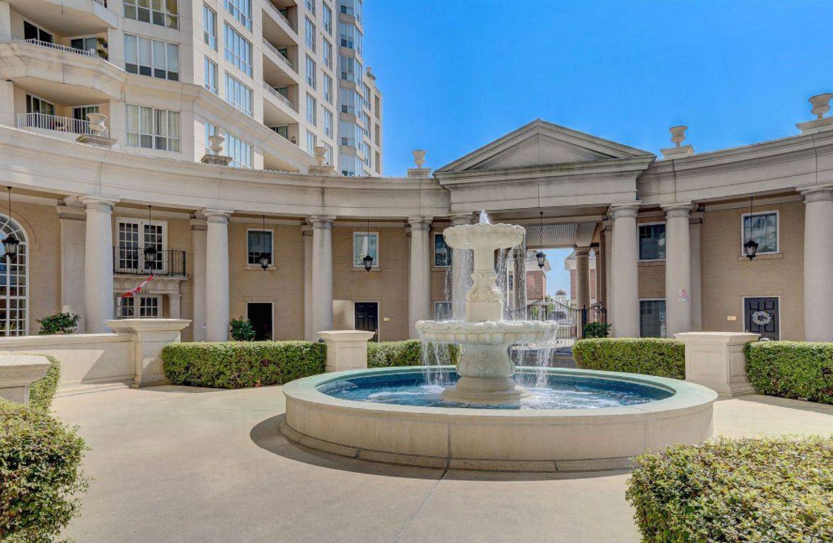 Toronto W06, ON M8V 3X9,2285 Lake Shore BLVD W #203