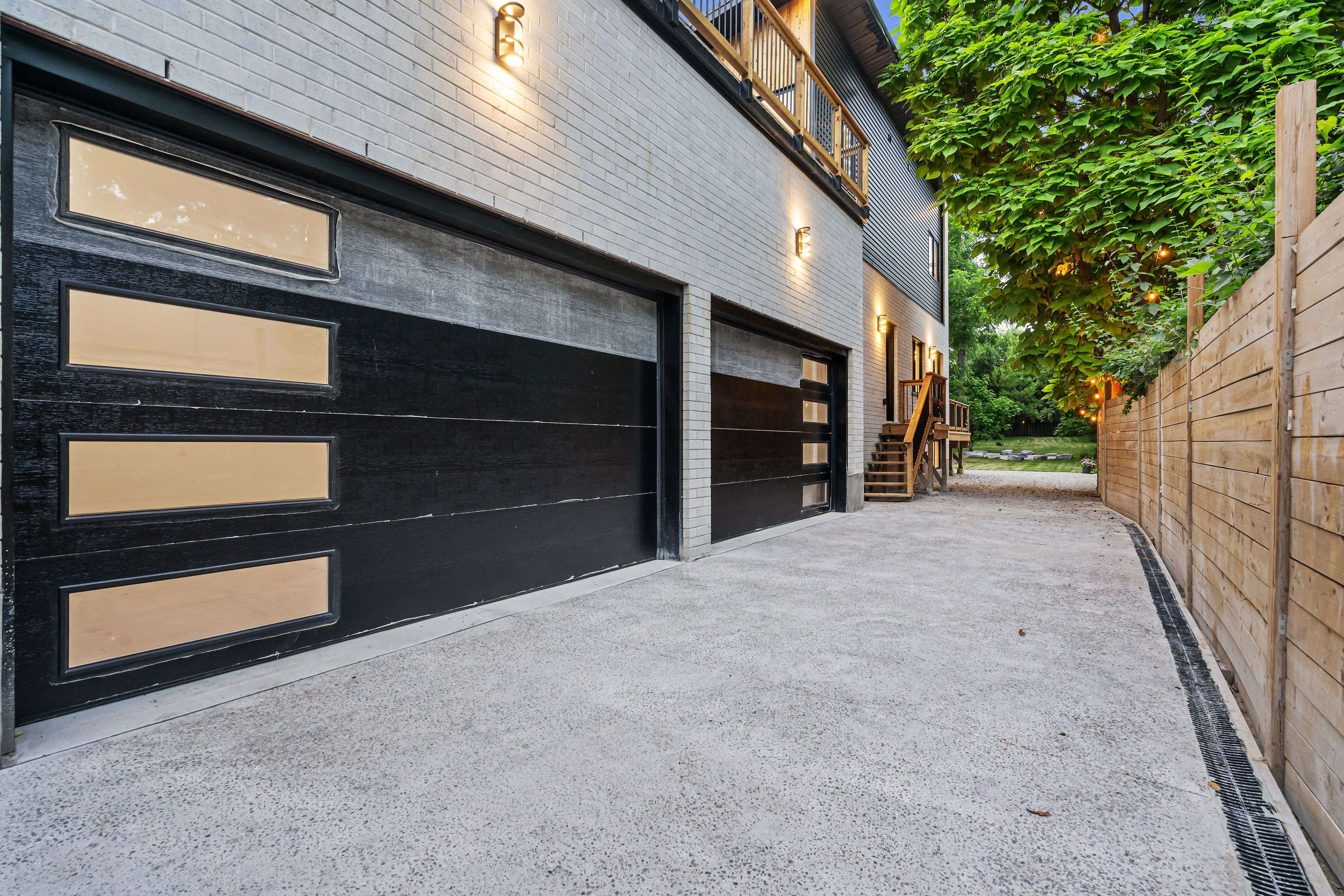 London North, ON N5Y 2S3,858 WILLIAM ST