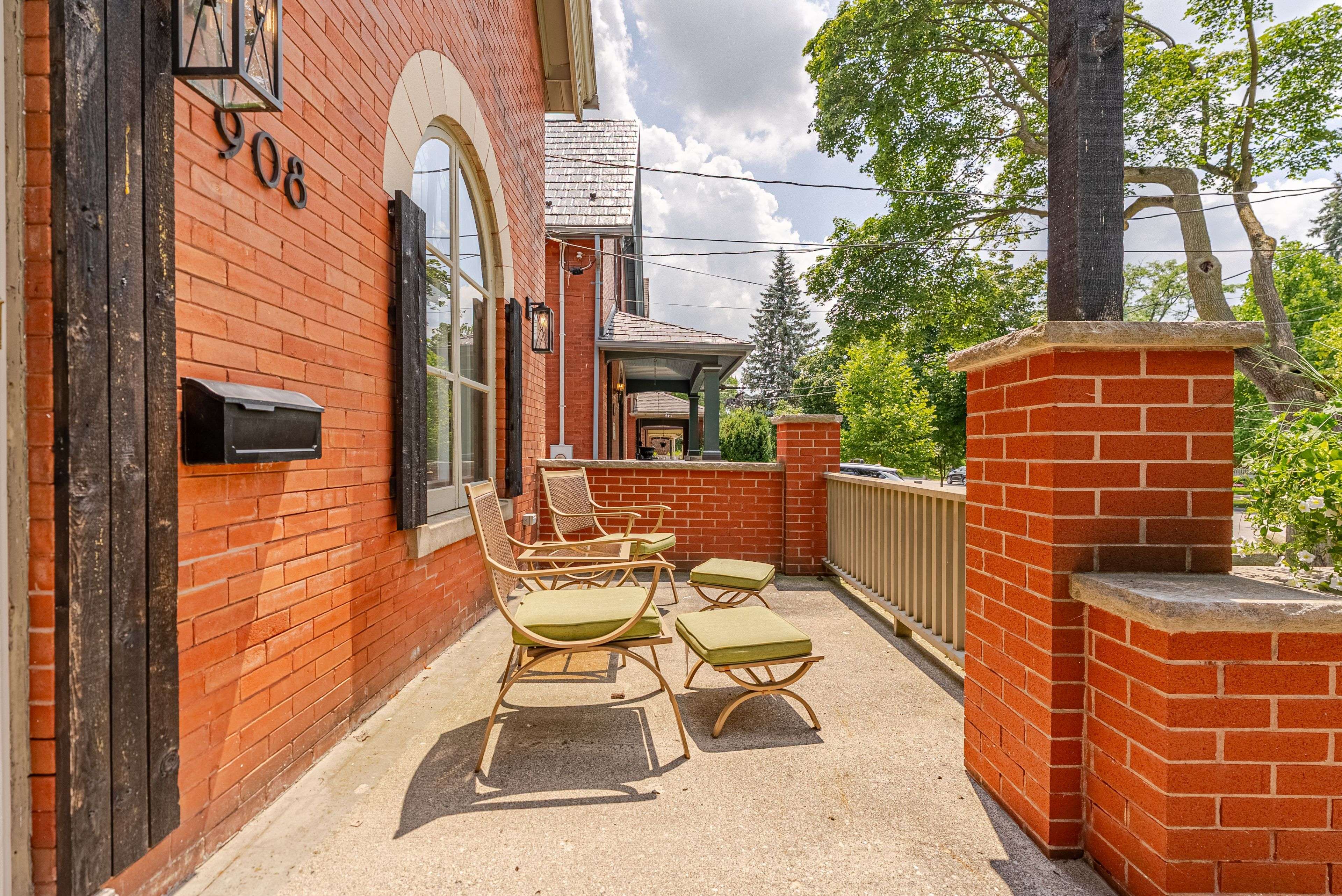 London East, ON N5Y 2X1,908 Maitland ST
