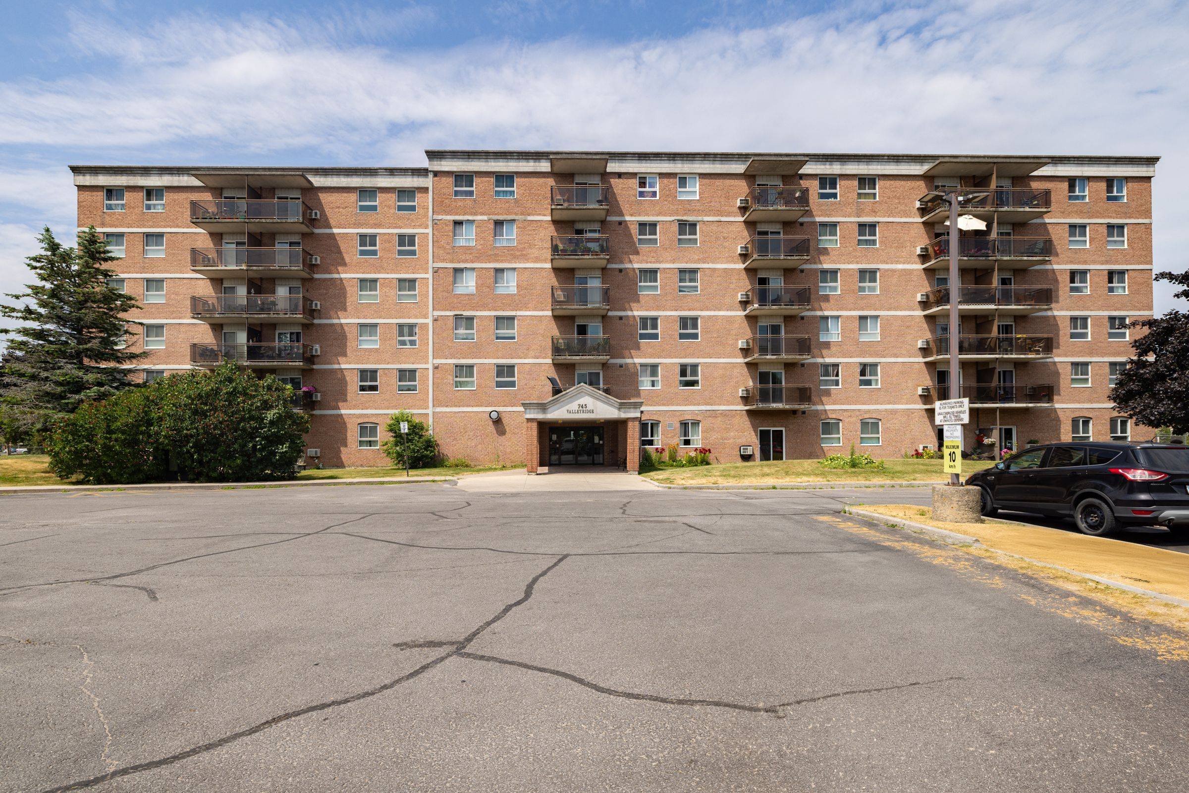 745 Davis DR #401, Kingston, ON K7M 8J4