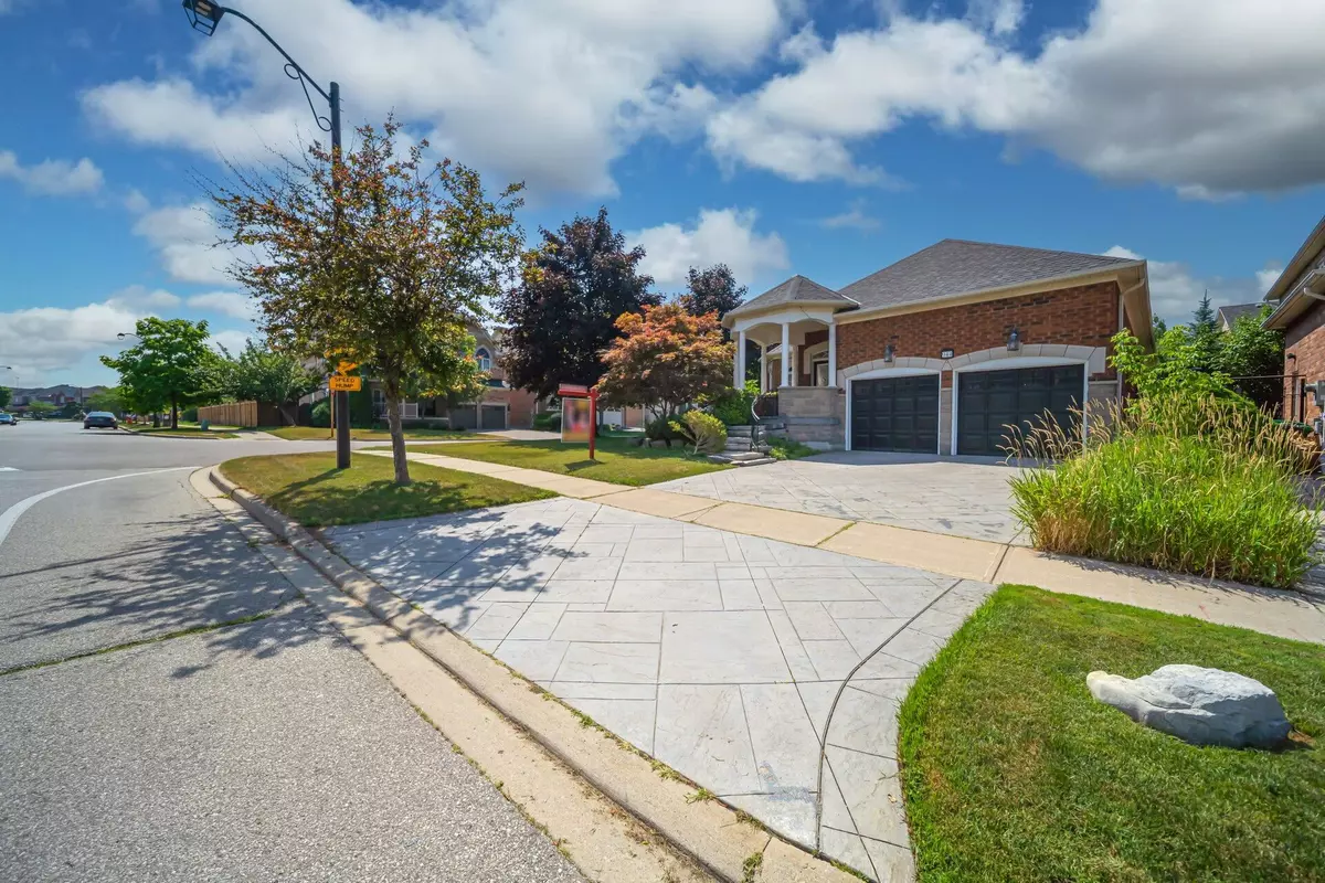 Mississauga, ON L5W 1S9,944 Sombrero WAY