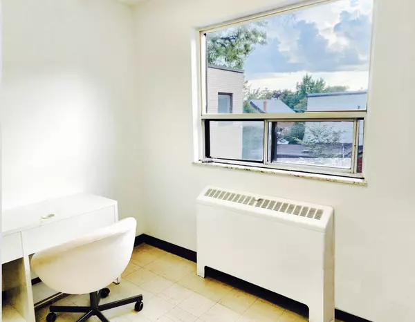 Toronto C01, ON M5T 2R9,226 Bathurst ST #300