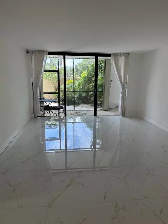 Weston, FL 33326,16300 Golf Club Rd #114