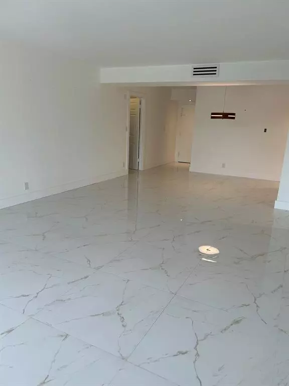 Weston, FL 33326,16300 Golf Club Rd #114