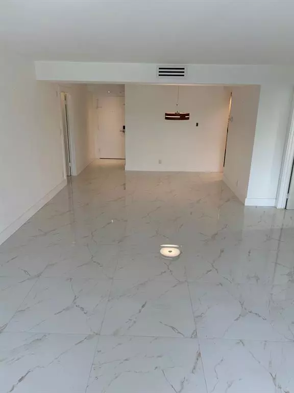 Weston, FL 33326,16300 Golf Club Rd #114