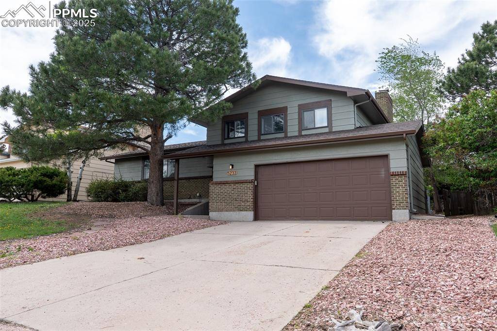 5233 Smokehouse LN, Colorado Springs, CO 80917
