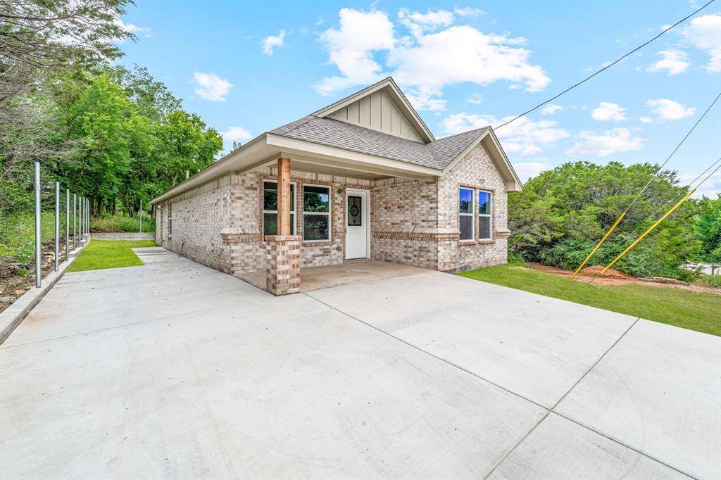 Granbury, TX 76048,915 Comanche Cove Drive
