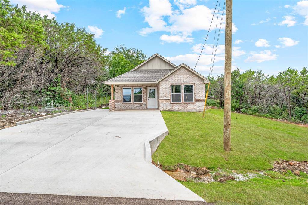 Granbury, TX 76048,915 Comanche Cove Drive