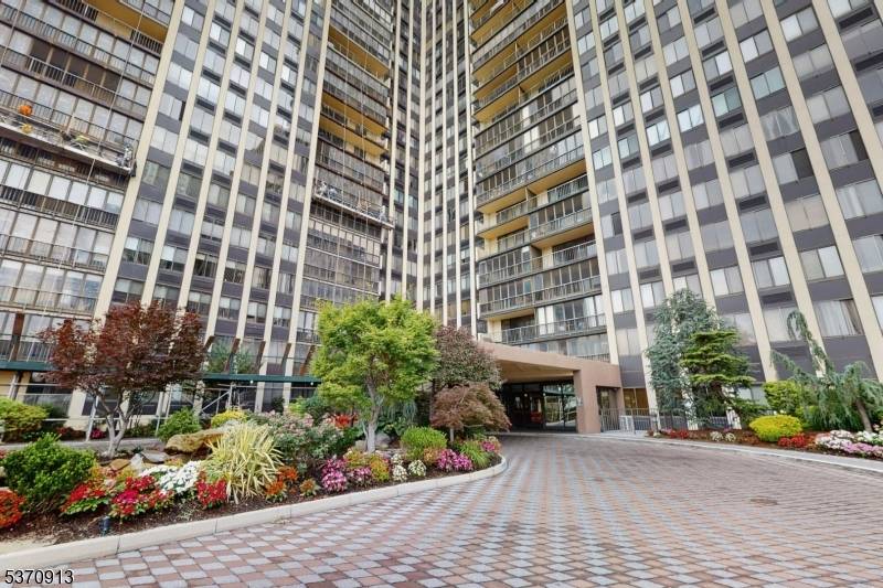 300 Winston Dr-C2617 #2617, Cliffside Park Boro, NJ 07010