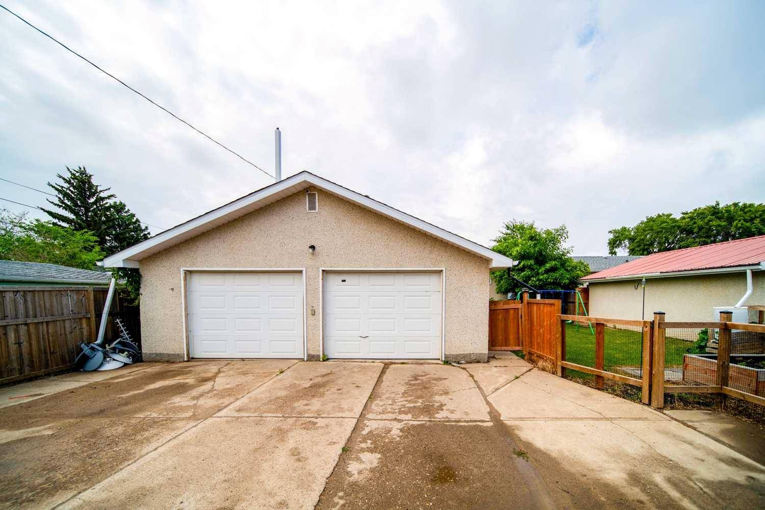 Wainwright, AB T9W 1C1,718 7 AVE