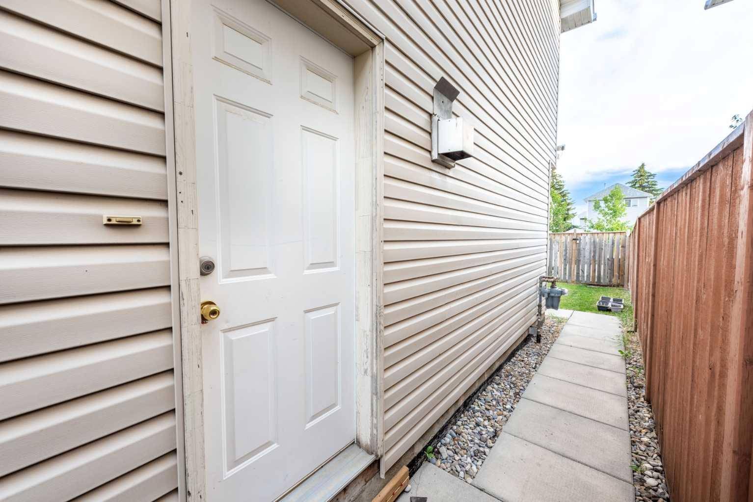 Calgary, AB T3B3H8,214 Erin CIR SE