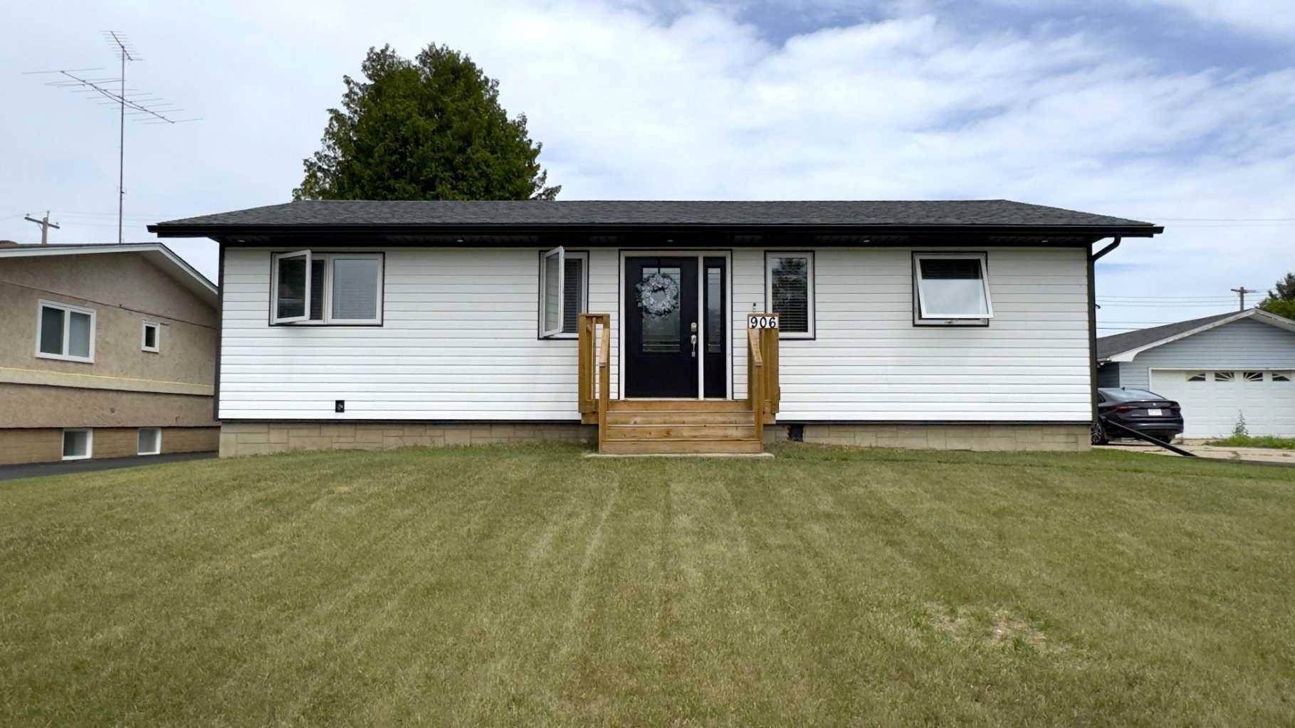 906 10 AVE, Wainwright, AB T9W1B7