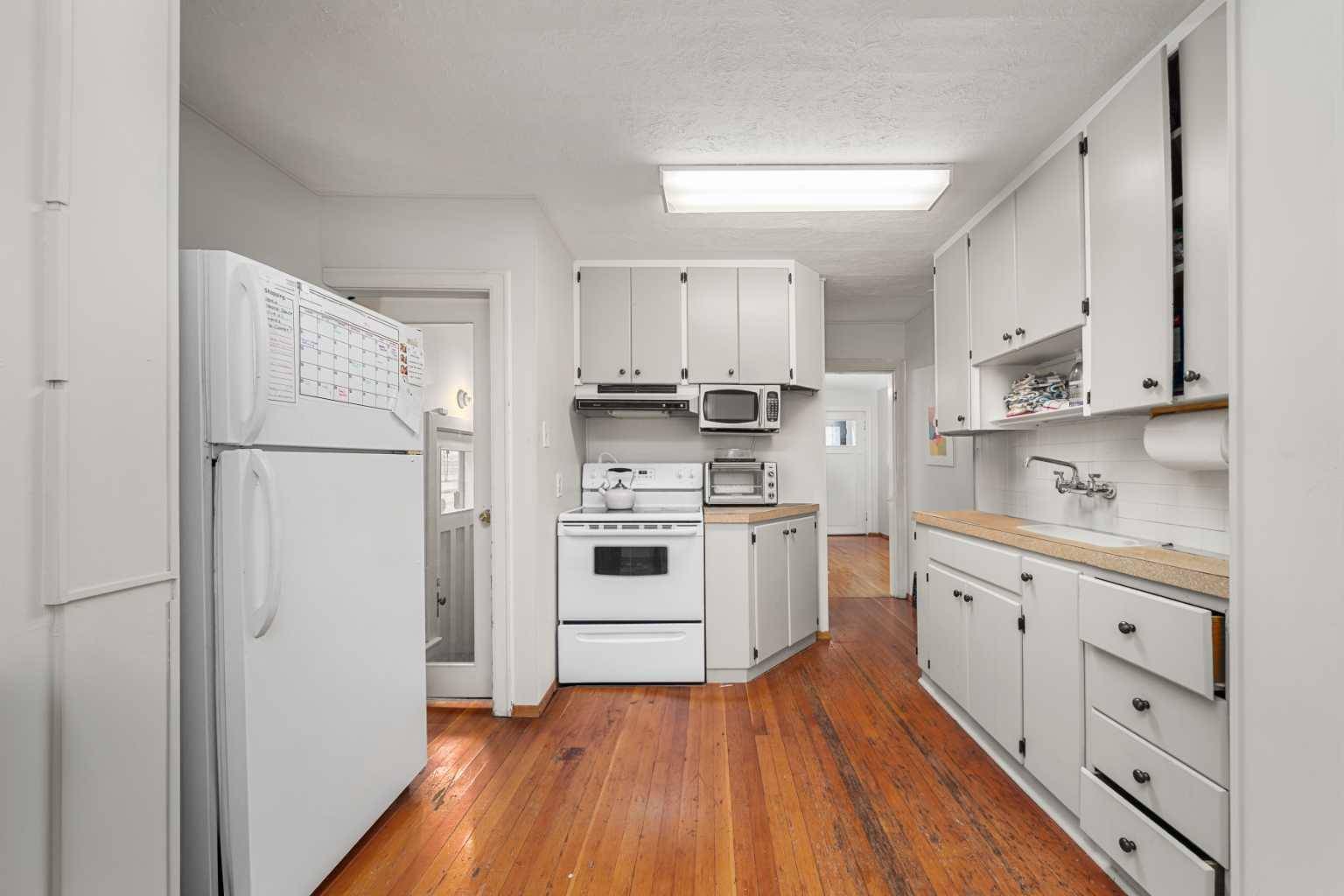 Calgary, AB T2N 1P6,715 4A ST NW