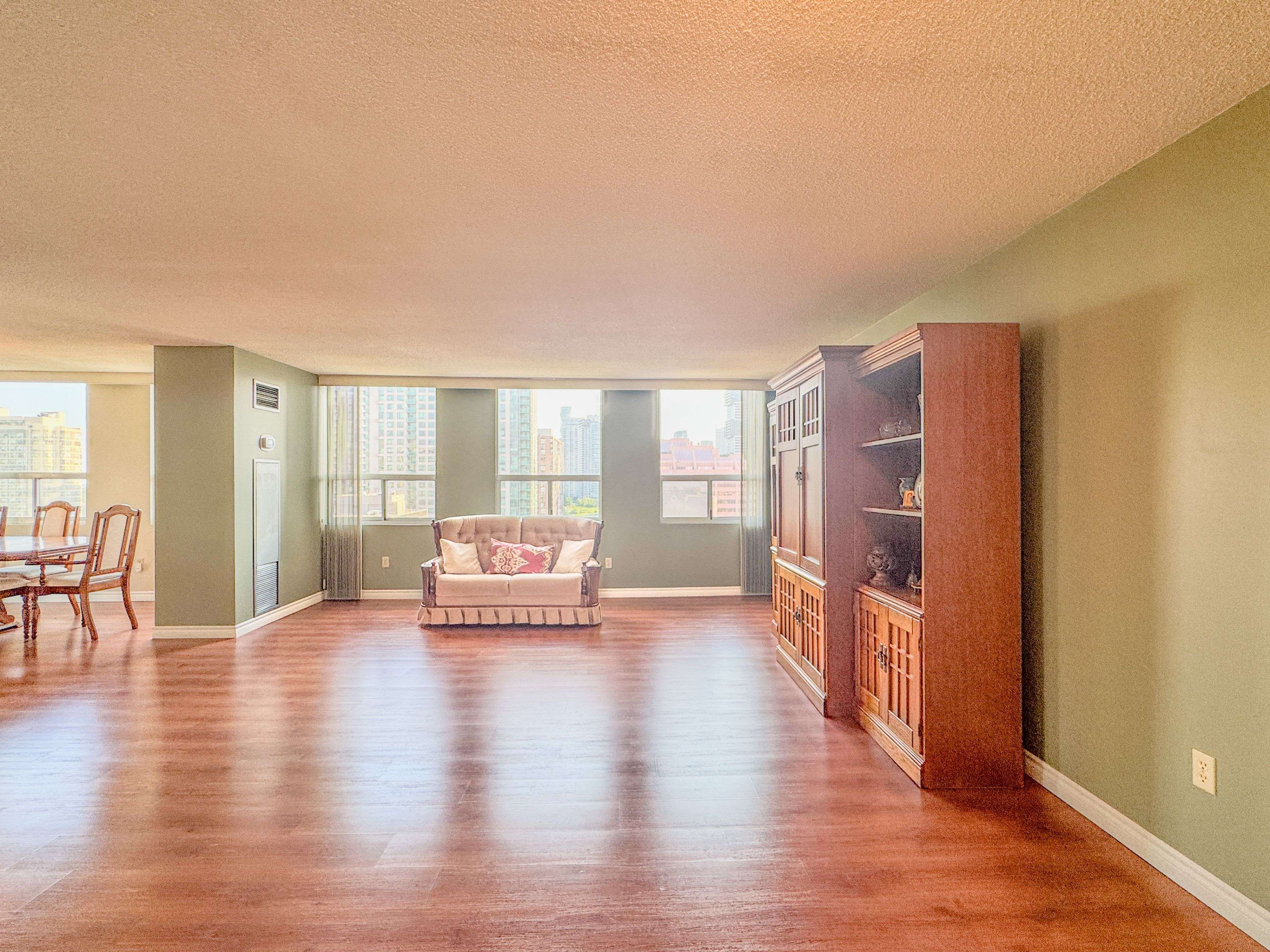 Mississauga, ON L5A 4A1,3650 Kaneff CRES #1803
