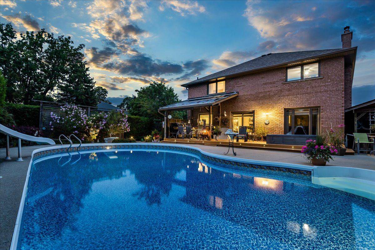 1121 Manor RD, Oakville, ON L6M 1G3