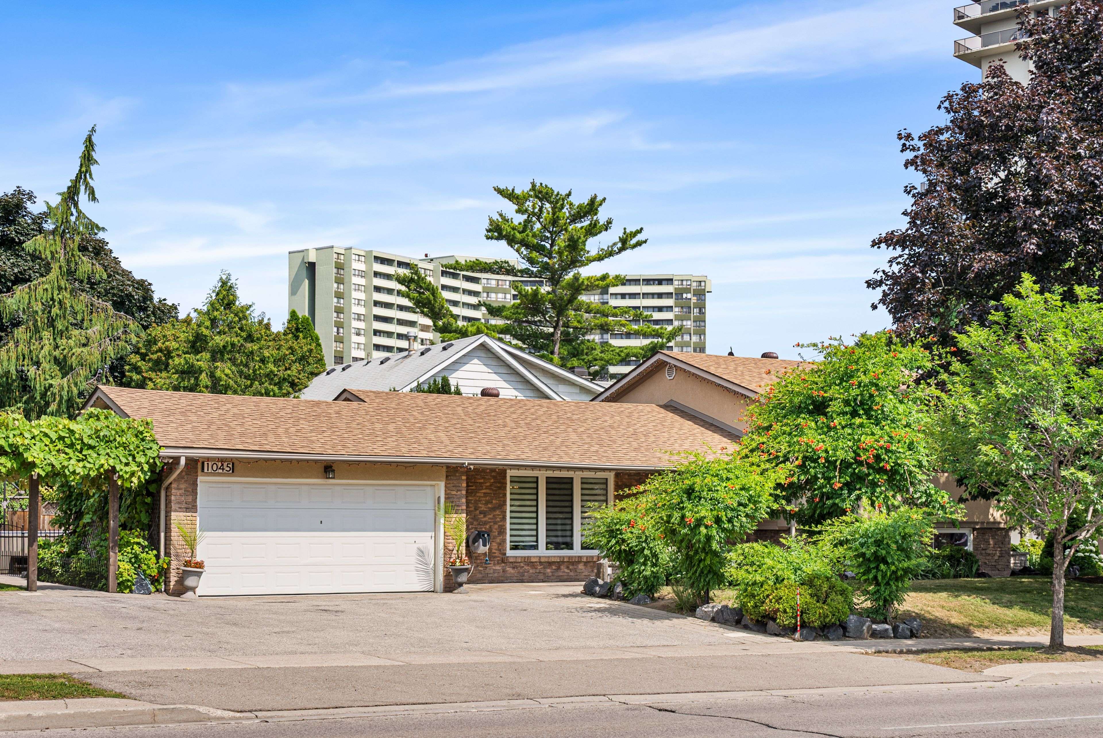 1045 Bloor ST, Mississauga, ON L4Y 2N3