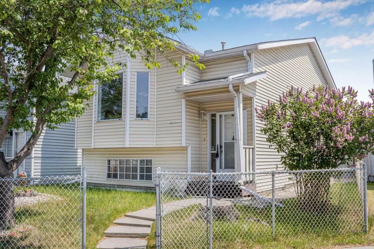Calgary, AB T2B 3A6,45 Erin Grove PL SE