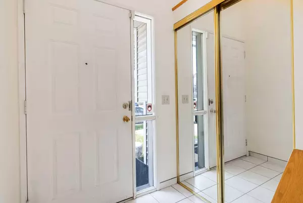 Calgary, AB T2B 3A6,45 Erin Grove PL Southeast