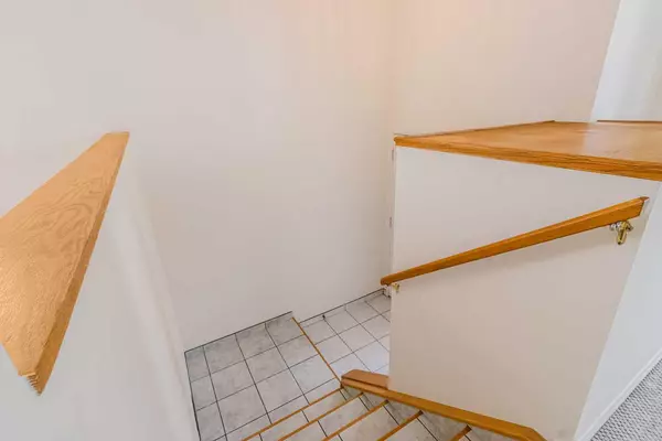 Calgary, AB T2B 3A6,45 Erin Grove PL SE