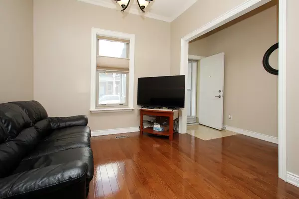 Toronto E01, ON M4M 2R7,106 Carlaw AVE