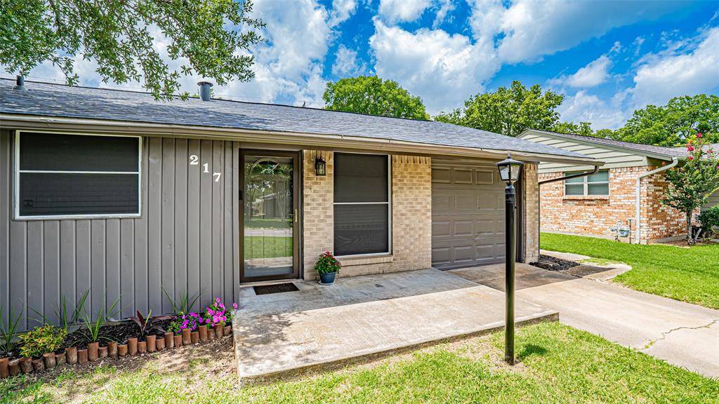 217 Wintercrest Road, Burleson, TX 76028