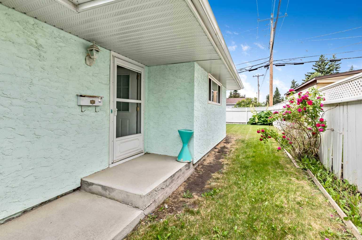 Calgary, AB T2W0P4,739 Sabrina RD Southwest