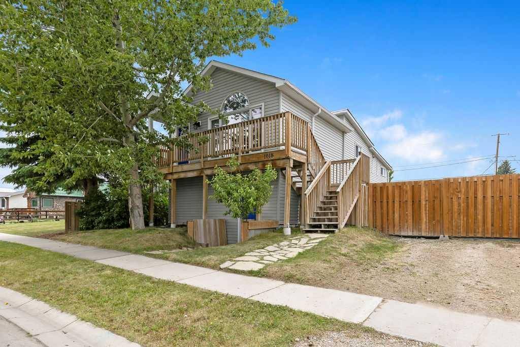 Crossfield, AB T0M 0S0,1018 Smith AVE #A and B