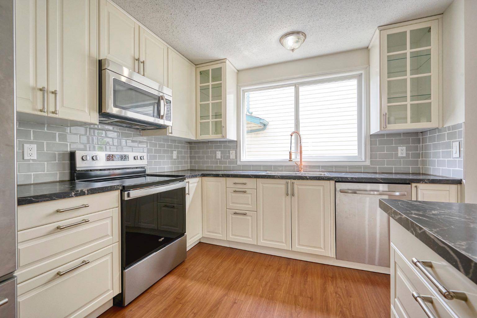 Calgary, AB T3G 1B4,539 Ranchview PL Northwest