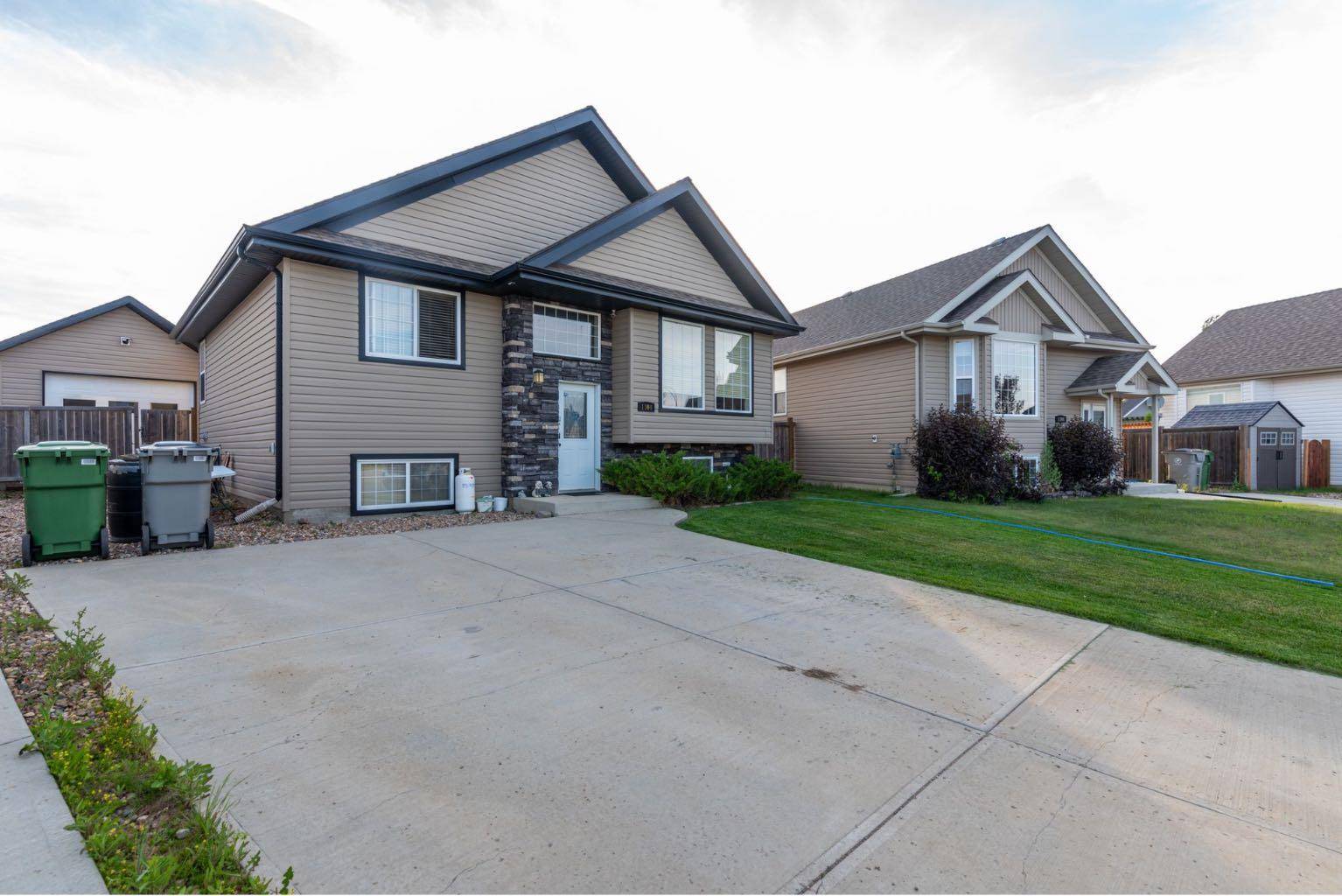 1304 54 Avenue Close, Lloydminster, AB T9V 2K1