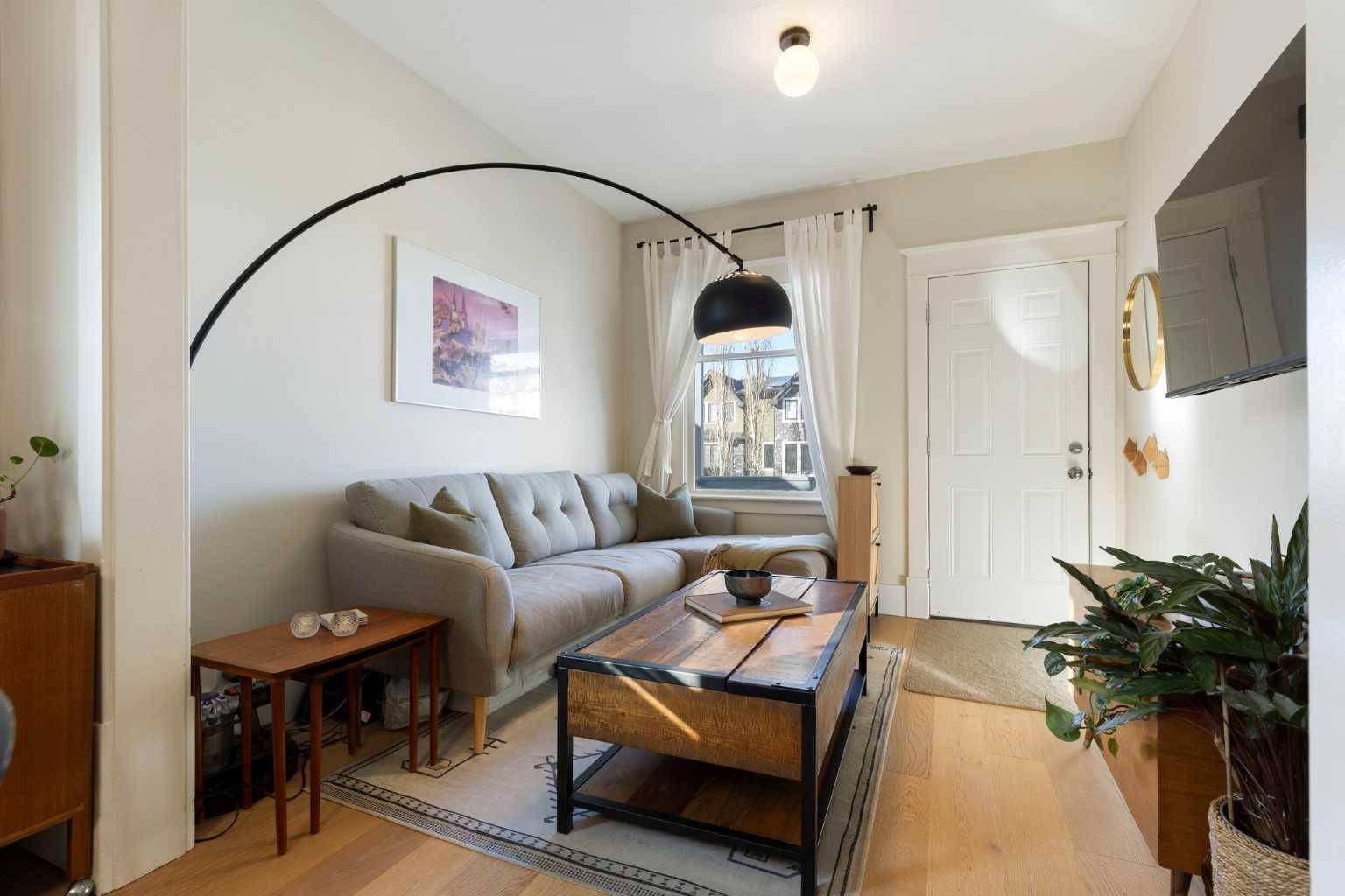 Calgary, AB T2M0T4,317 18 AVE NW