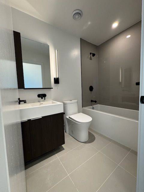 Toronto C10, ON M4P 1V3,117 Broadway AVE #3302